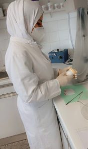 Nasifa Sherzada arbeitet als PTA mit Mundschutz in einem Labor.